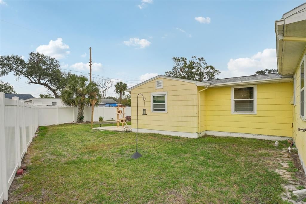 For Sale: $370,000 (2 beds, 1 baths, 836 Square Feet)