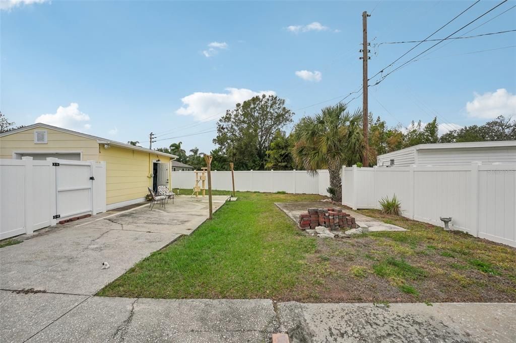 For Sale: $370,000 (2 beds, 1 baths, 836 Square Feet)