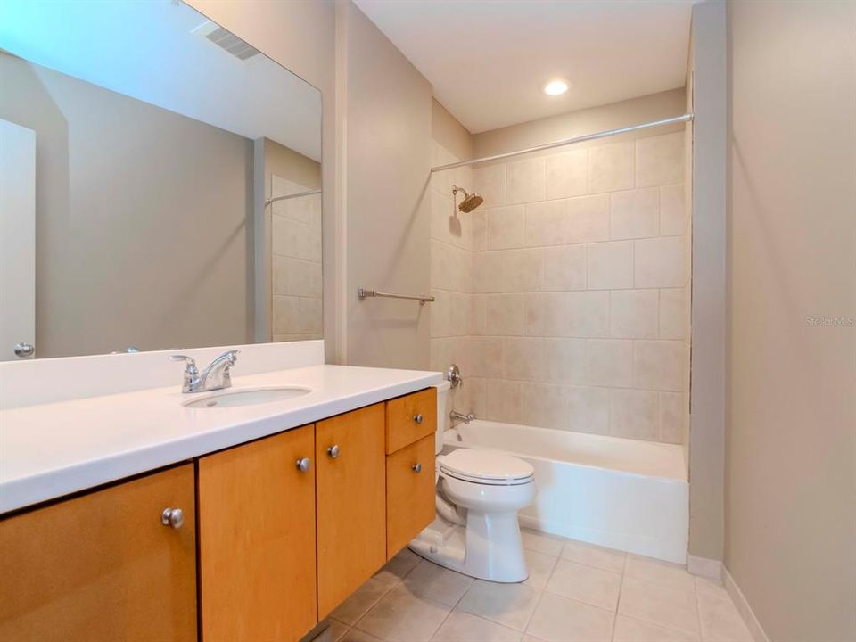 For Sale: $389,900 (1 beds, 1 baths, 840 Square Feet)