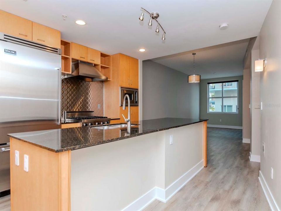 For Sale: $389,900 (1 beds, 1 baths, 840 Square Feet)