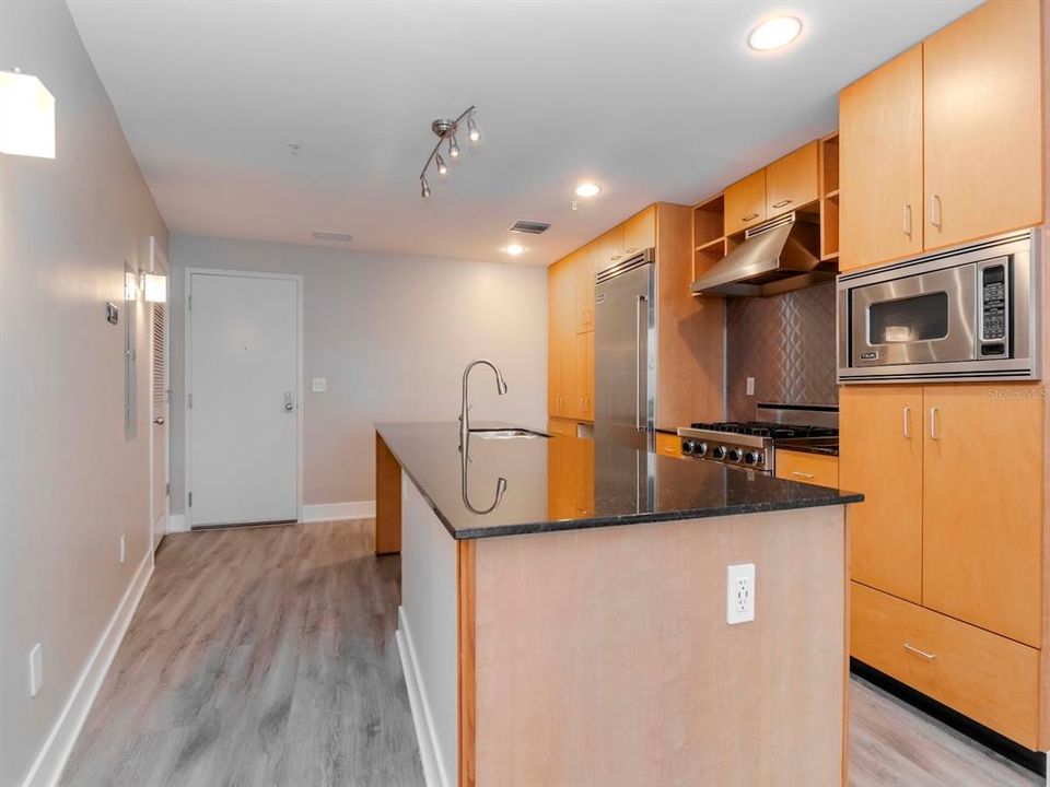 For Sale: $389,900 (1 beds, 1 baths, 840 Square Feet)