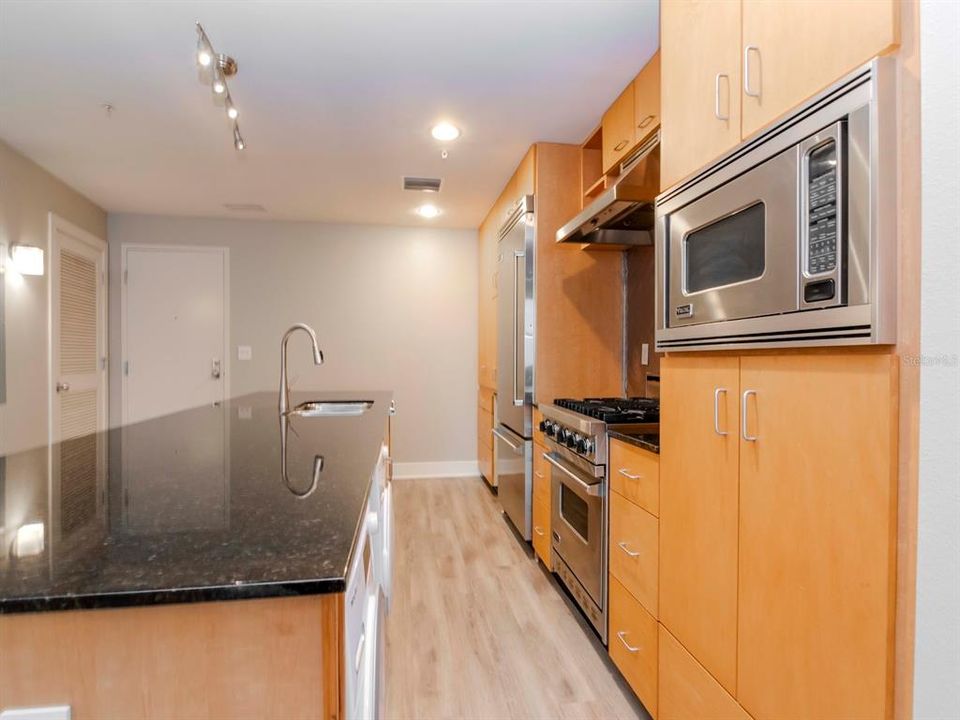 For Sale: $389,900 (1 beds, 1 baths, 840 Square Feet)