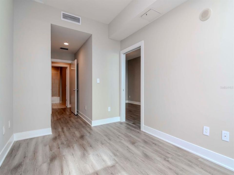 For Sale: $389,900 (1 beds, 1 baths, 840 Square Feet)