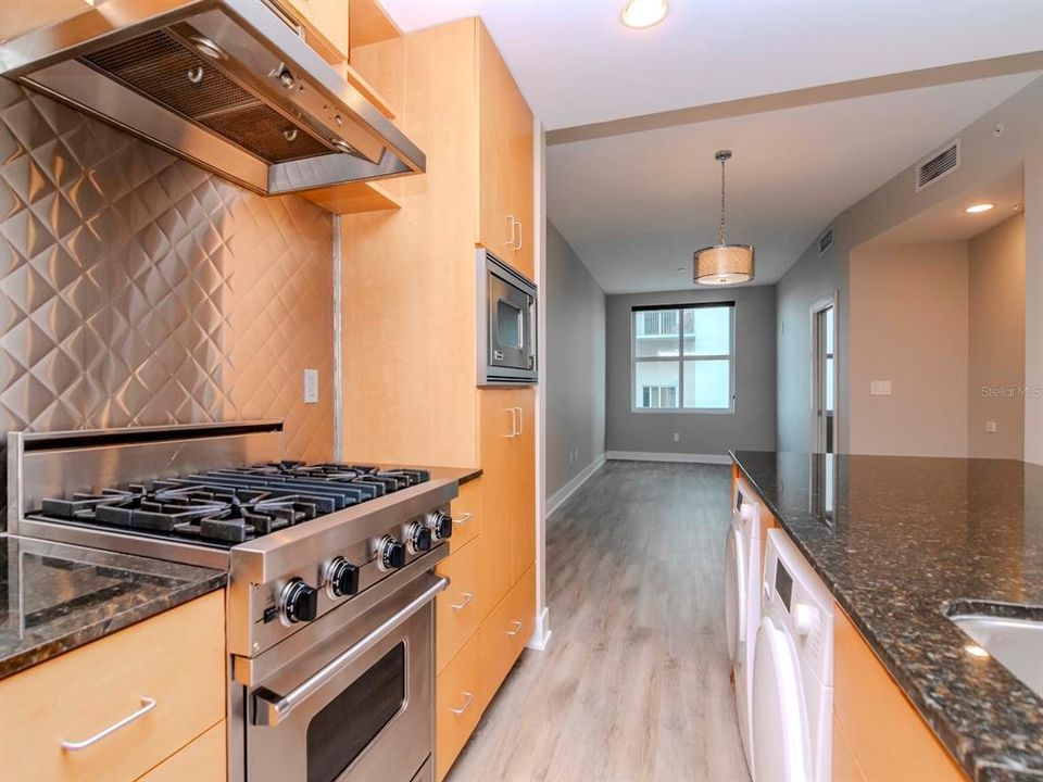 For Sale: $389,900 (1 beds, 1 baths, 840 Square Feet)