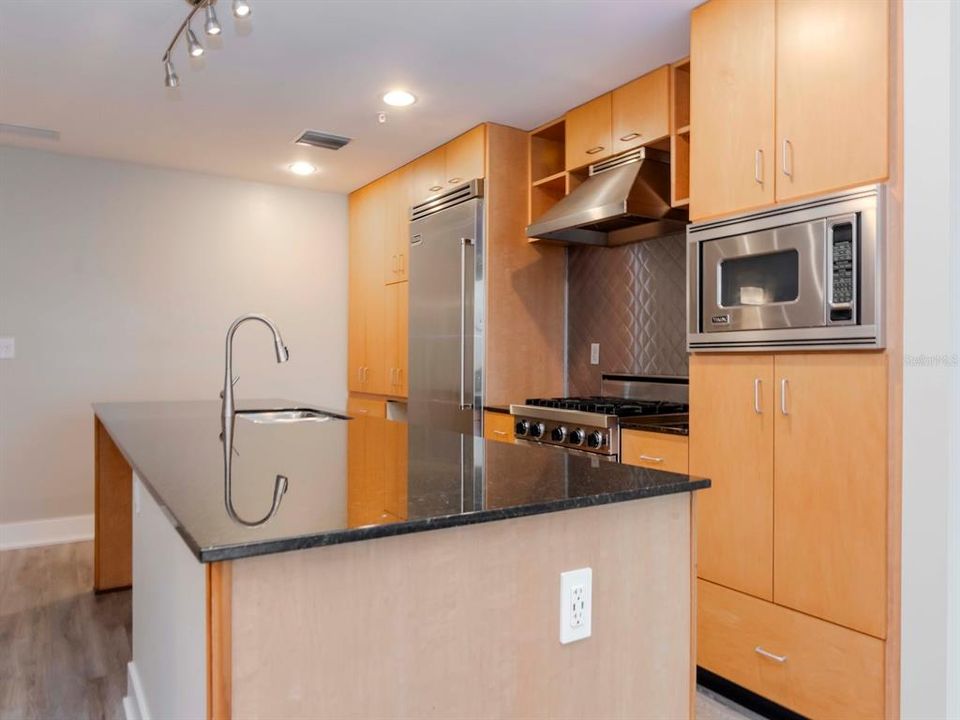 For Sale: $389,900 (1 beds, 1 baths, 840 Square Feet)