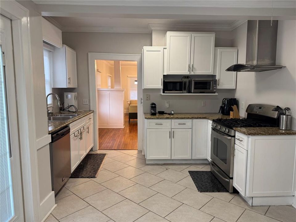 For Sale: $459,990 (2 beds, 2 baths, 1032 Square Feet)