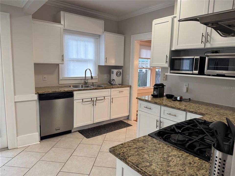 For Sale: $459,990 (2 beds, 2 baths, 1032 Square Feet)