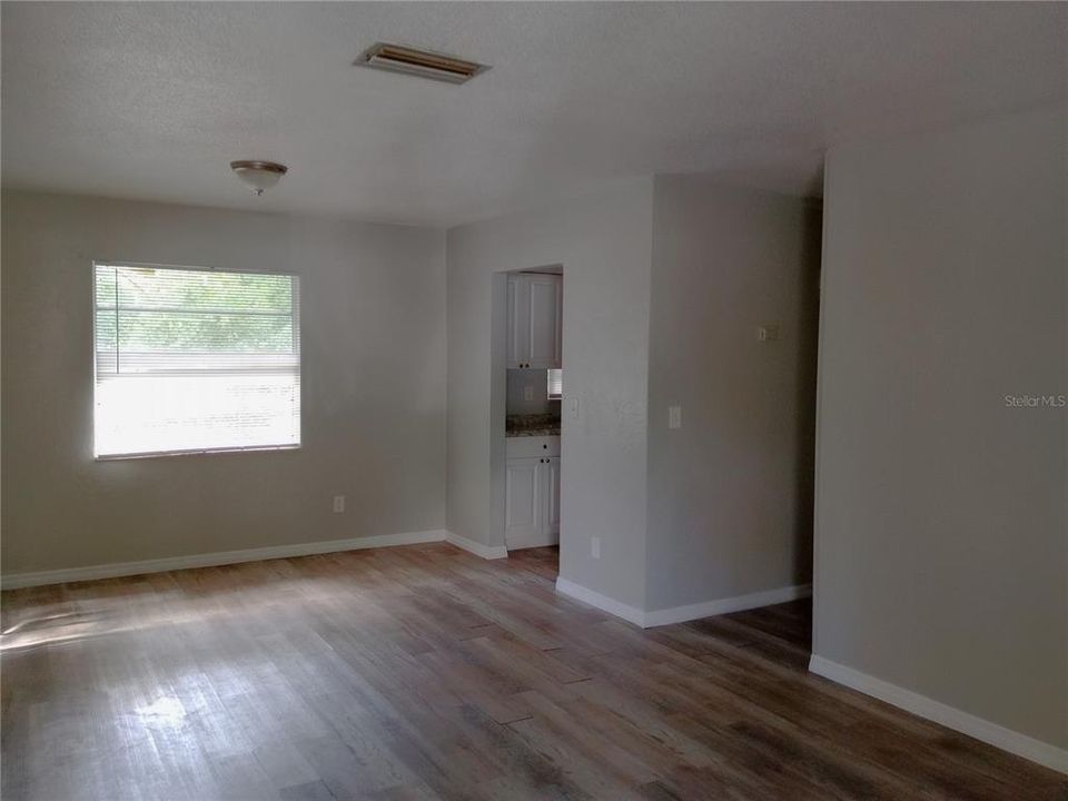 For Rent: $1,050 (2 beds, 1 baths, 800 Square Feet)