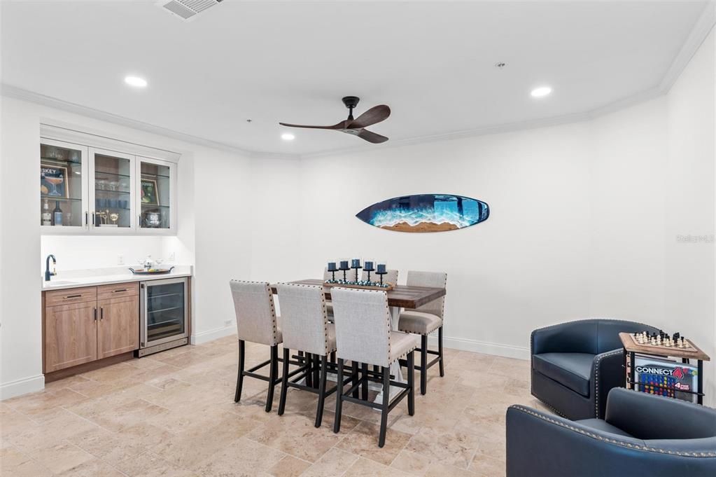 Dining area with wet bar