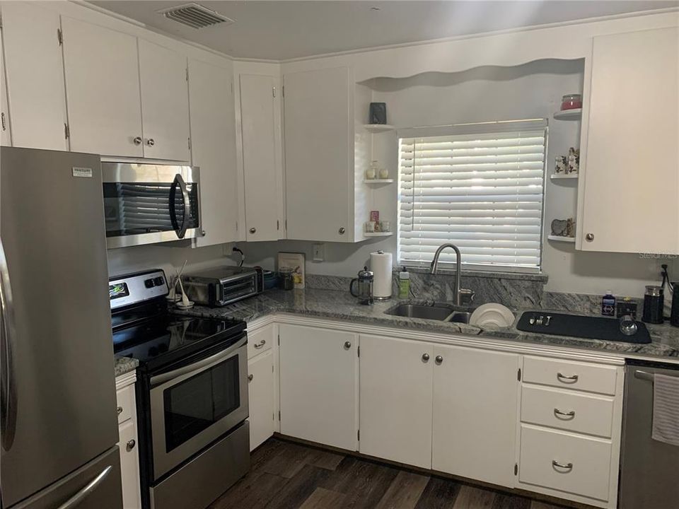 For Sale: $264,995 (2 beds, 2 baths, 1105 Square Feet)