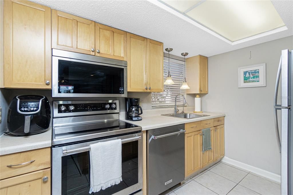 For Sale: $285,000 (2 beds, 2 baths, 1012 Square Feet)