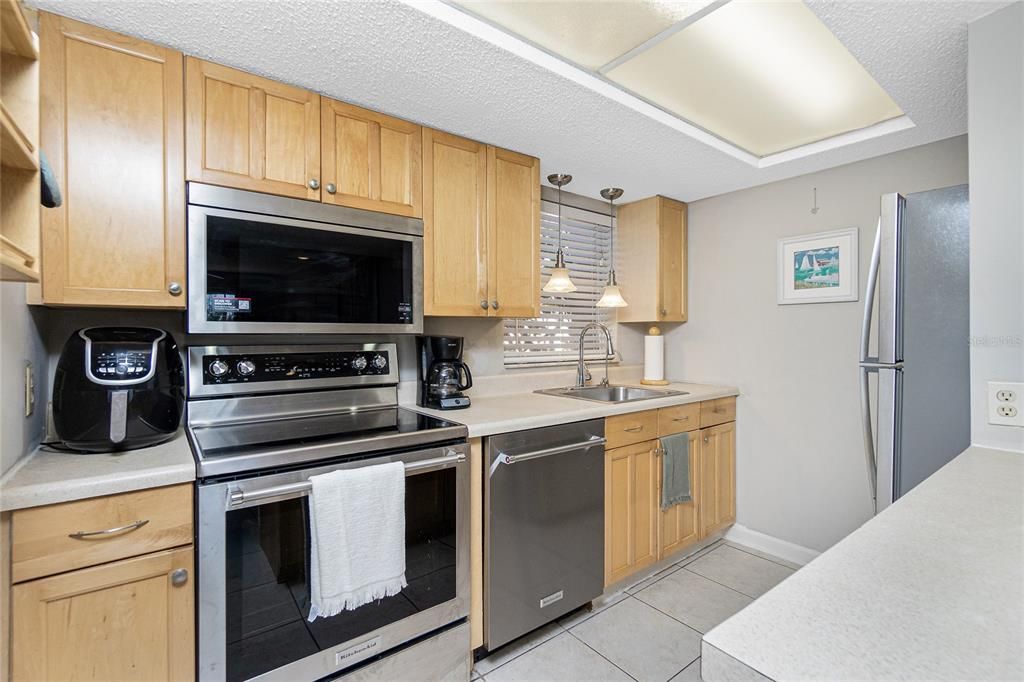 For Sale: $285,000 (2 beds, 2 baths, 1012 Square Feet)