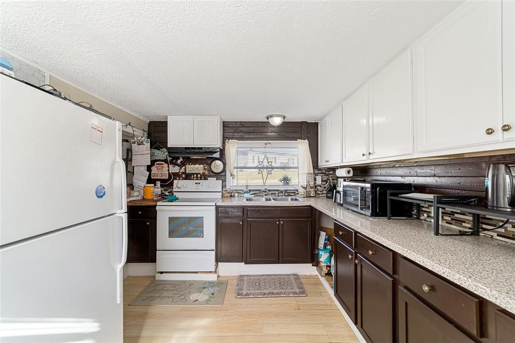 For Sale: $140,000 (2 beds, 1 baths, 784 Square Feet)