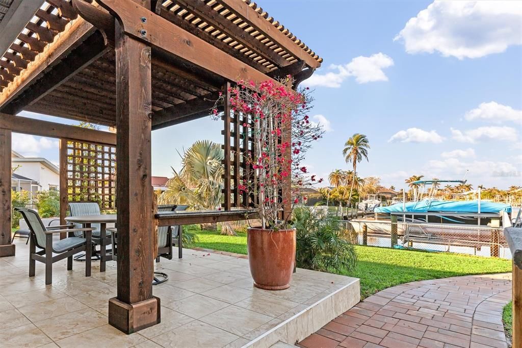 New Pergola, outdoor kitchen and sitting area