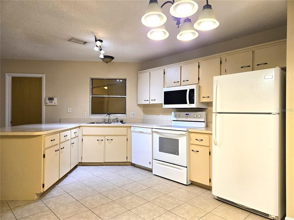 For Sale: $175,000 (2 beds, 2 baths, 1062 Square Feet)