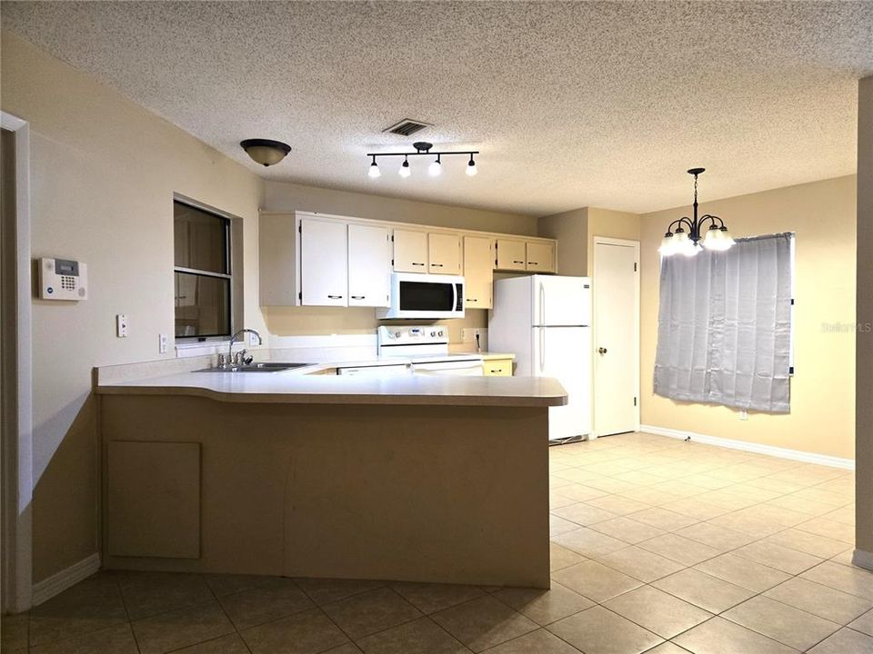 For Sale: $175,000 (2 beds, 2 baths, 1062 Square Feet)