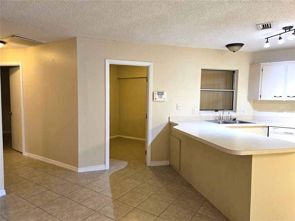 For Sale: $175,000 (2 beds, 2 baths, 1062 Square Feet)