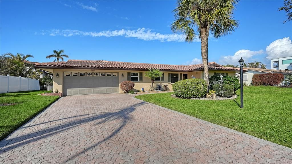 For Sale: $1,900,000 (3 beds, 2 baths, 1600 Square Feet)