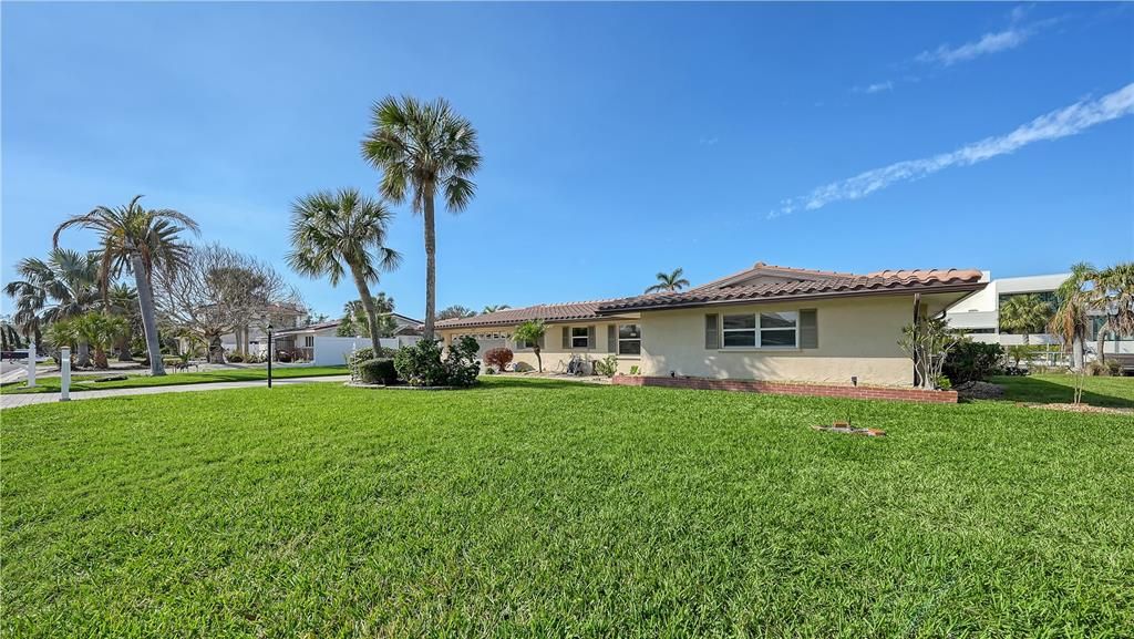 For Sale: $1,900,000 (3 beds, 2 baths, 1600 Square Feet)