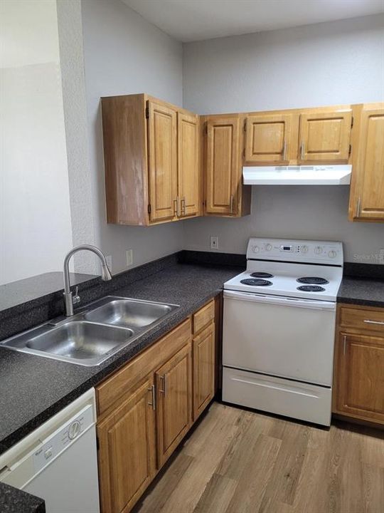 For Sale: $160,000 (1 beds, 1 baths, 631 Square Feet)