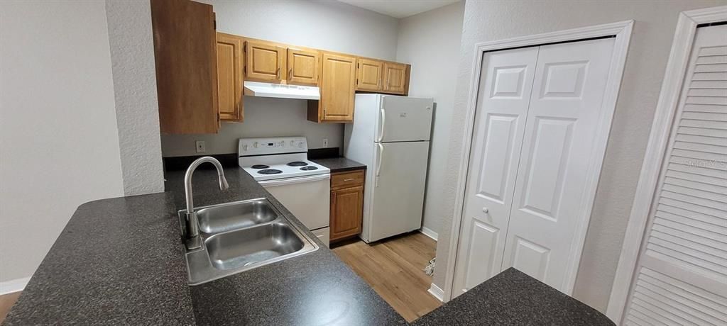 For Sale: $160,000 (1 beds, 1 baths, 631 Square Feet)