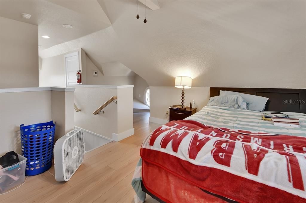 Attic bedroom(6)