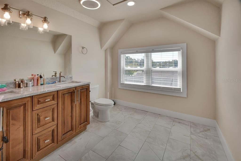 Attic bathroom(4)