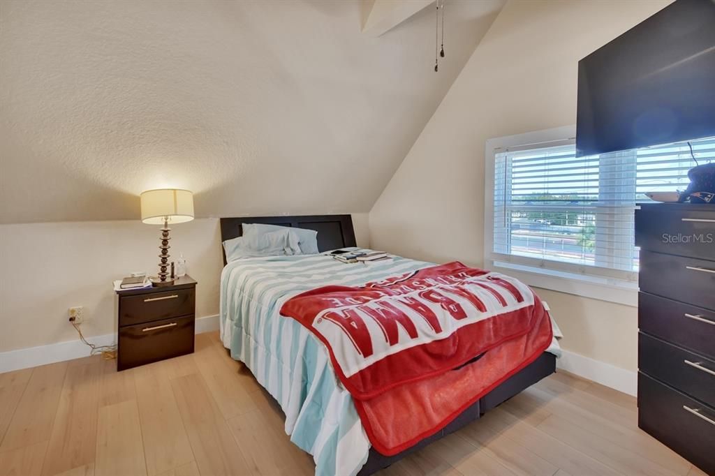 Attic bedroom(6)