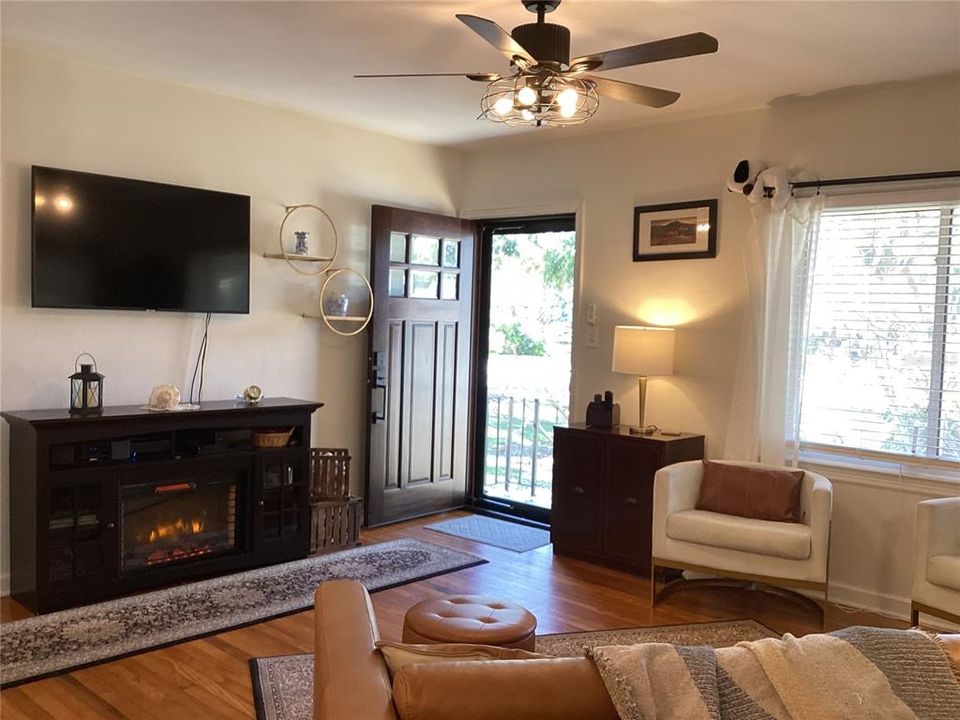 For Sale: $479,900 (2 beds, 1 baths, 875 Square Feet)