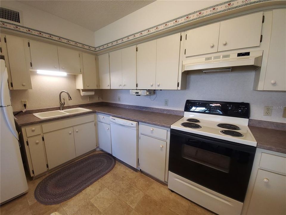 For Sale: $279,000 (2 beds, 2 baths, 1400 Square Feet)