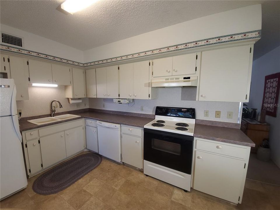 For Sale: $279,000 (2 beds, 2 baths, 1400 Square Feet)