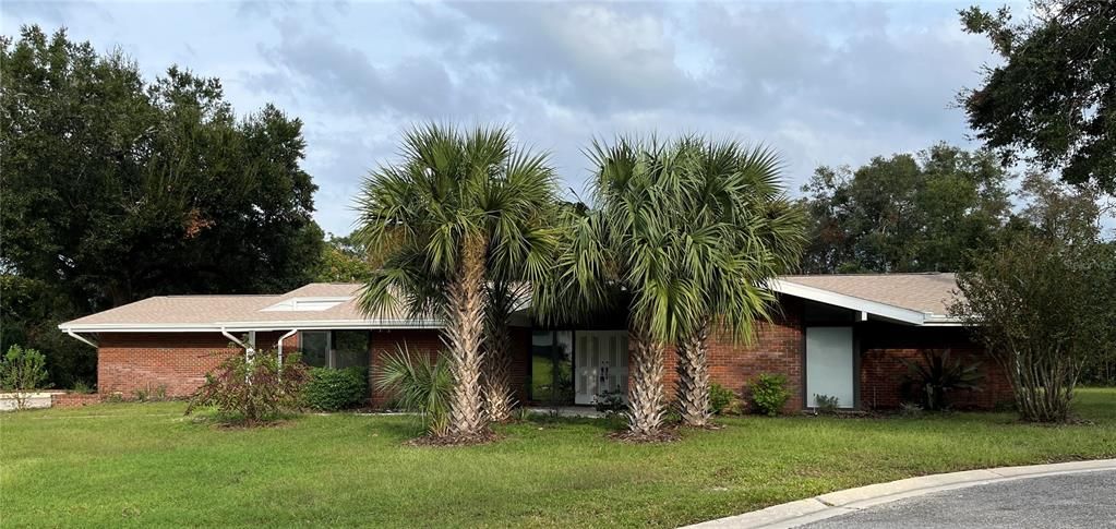 Though it has a Mid-Century vibe, this house is sporting a 2024 roof!!