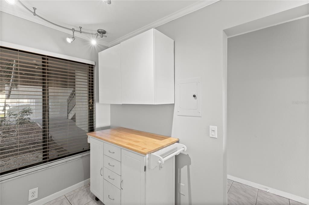 Pass-through bar/countertop area to view water views