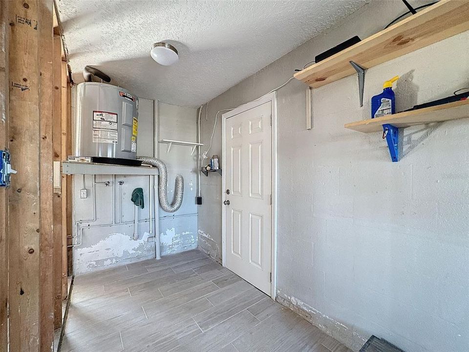 INDOOR LAUNDRY ROOM