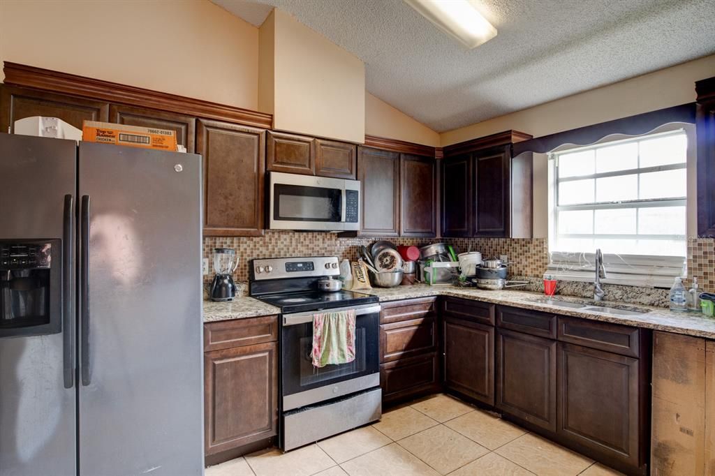 For Sale: $265,000 (3 beds, 2 baths, 1553 Square Feet)