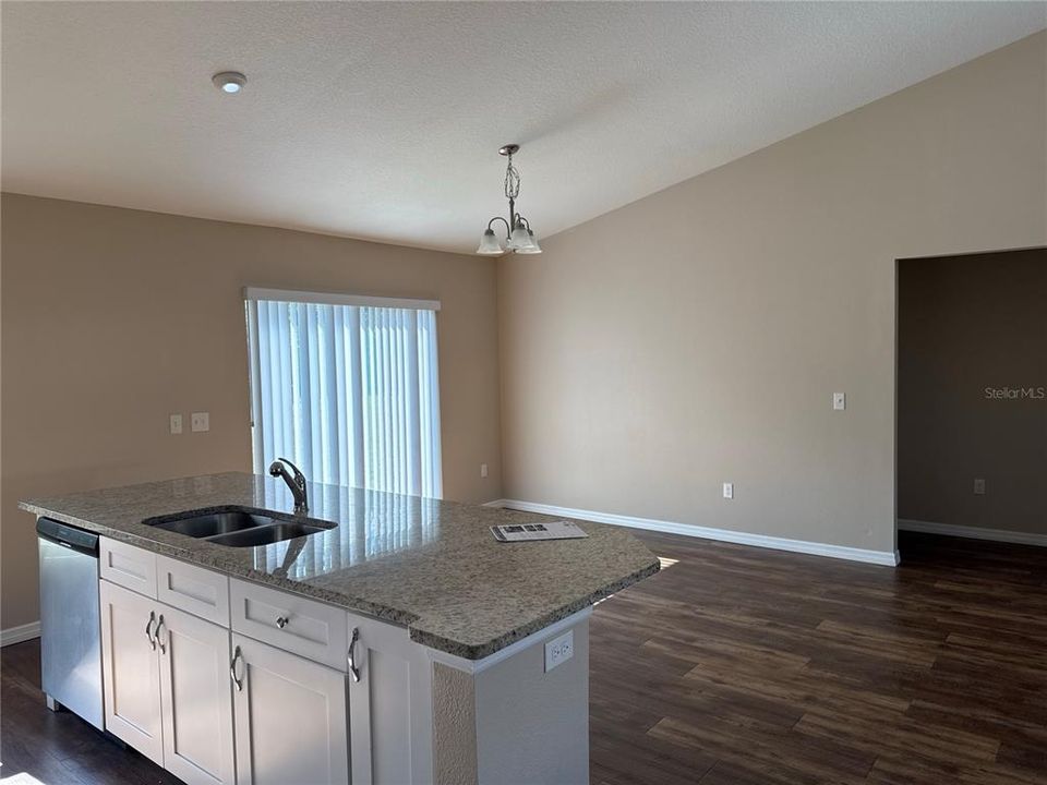 For Rent: $1,625 (3 beds, 2 baths, 1311 Square Feet)