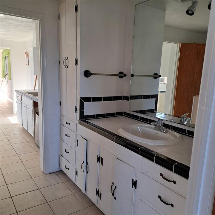 En Venta: $700,000 (3 camas, 2 baños, 1070 Pies cuadrados)