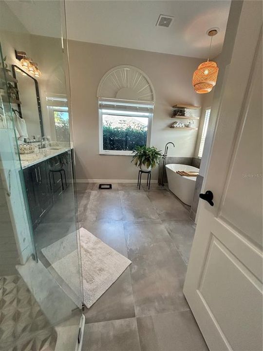 Primary bathroom w/ stand up shower & soaking tub