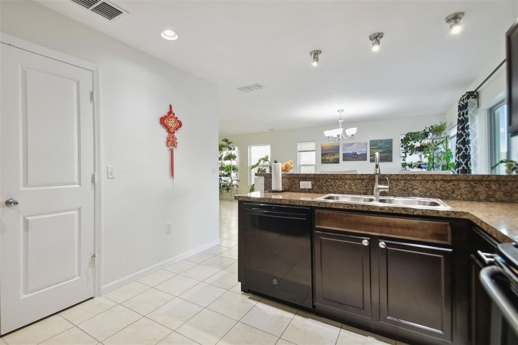 For Sale: $299,000 (3 beds, 2 baths, 1580 Square Feet)