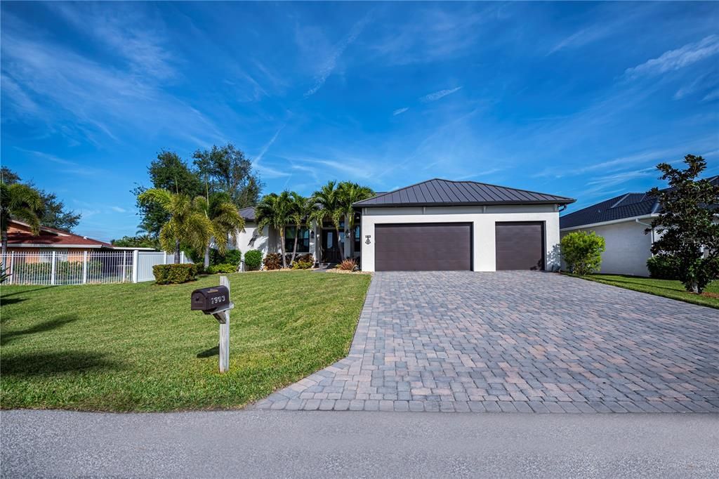 For Sale: $1,499,900 (3 beds, 2 baths, 2624 Square Feet)