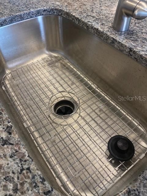 Large kitchen sink, garbage disposal