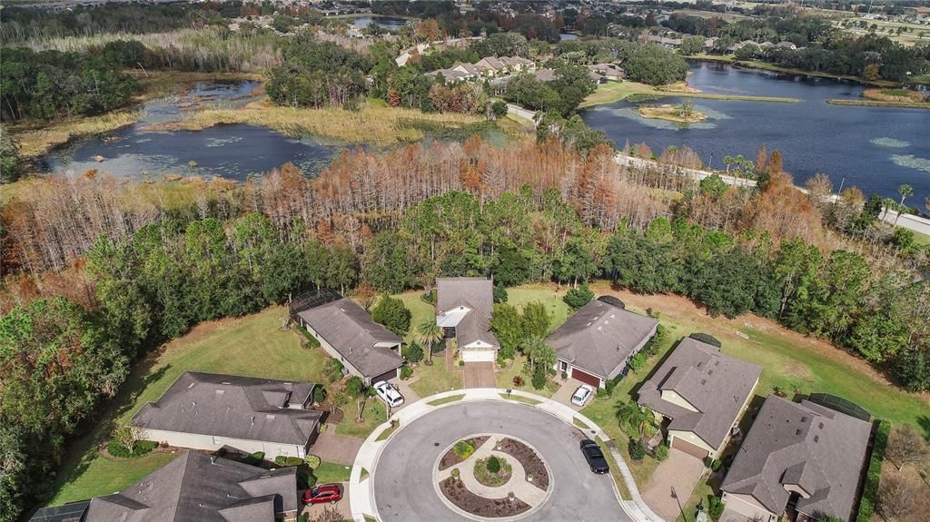 Cul-de-sac location and conservation/ pond view