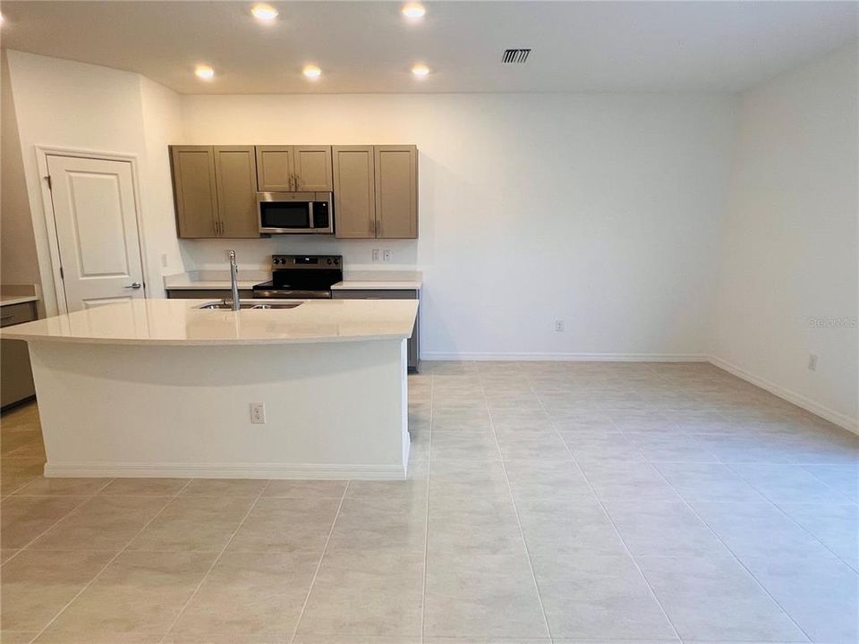 For Rent: $2,000 (3 beds, 2 baths, 1373 Square Feet)