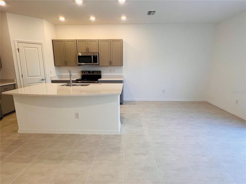 For Rent: $2,000 (3 beds, 2 baths, 1373 Square Feet)