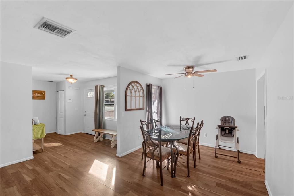 For Sale: $290,000 (3 beds, 2 baths, 1372 Square Feet)