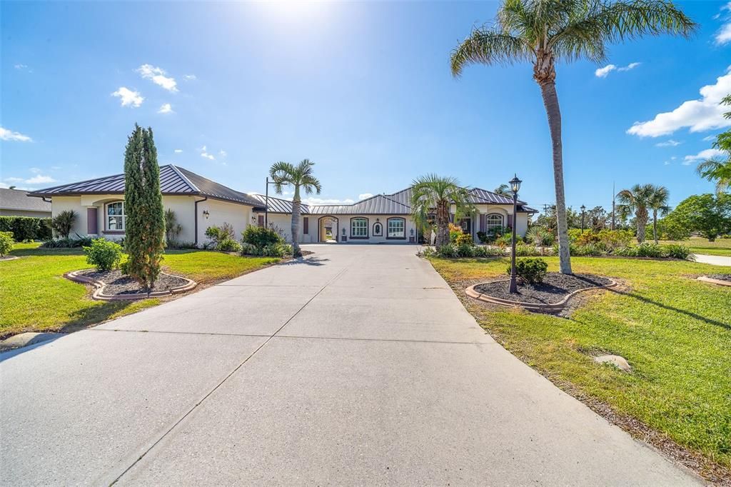 For Sale: $879,000 (3 beds, 2 baths, 2518 Square Feet)