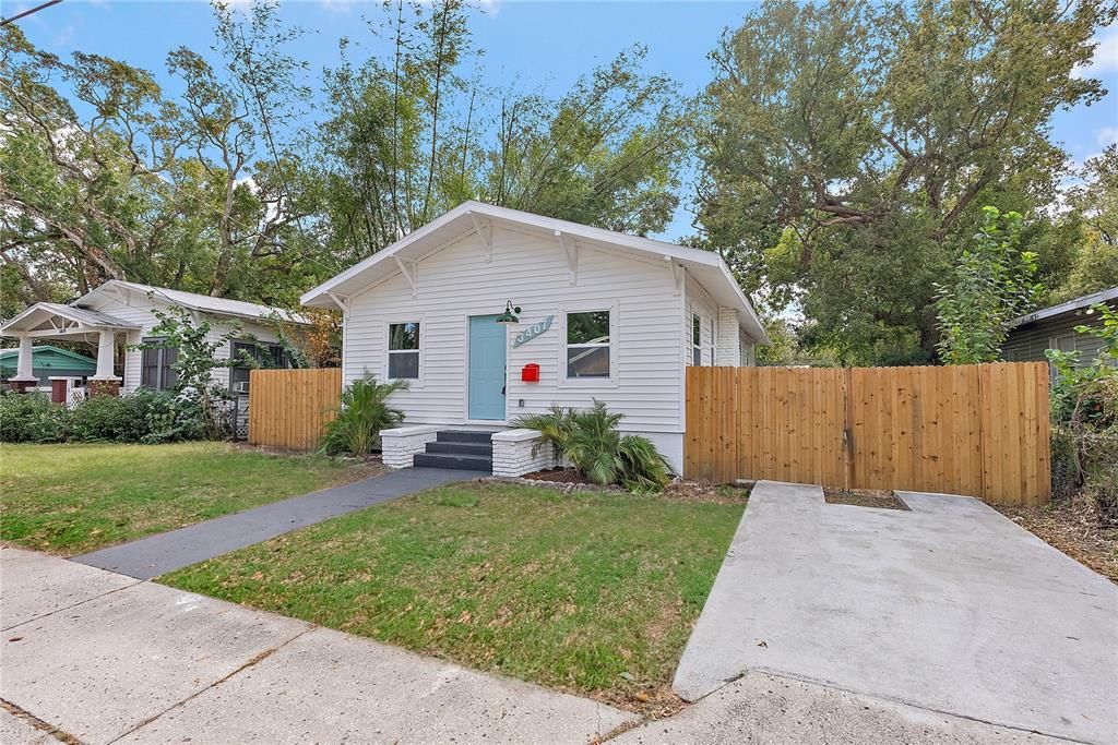 For Sale: $329,900 (3 beds, 2 baths, 1104 Square Feet)