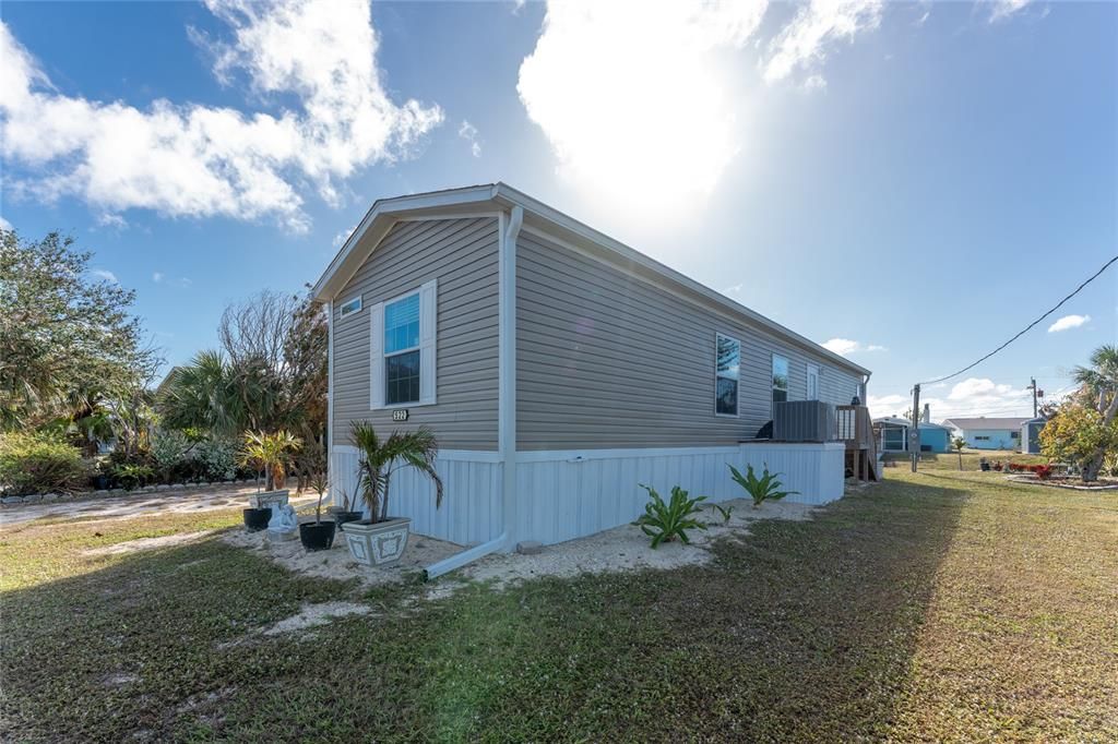 For Sale: $249,900 (2 beds, 2 baths, 840 Square Feet)