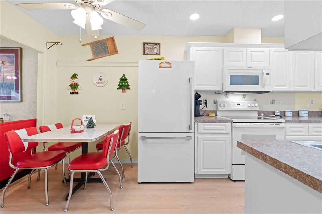 For Sale: $219,900 (2 beds, 2 baths, 1163 Square Feet)