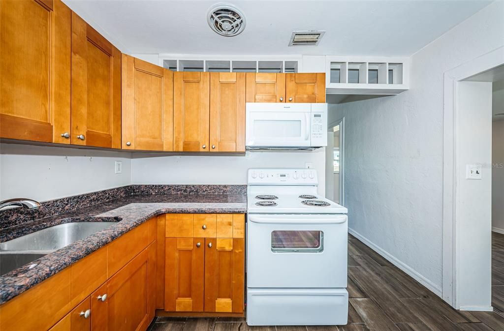 For Sale: $310,000 (2 beds, 1 baths, 1145 Square Feet)